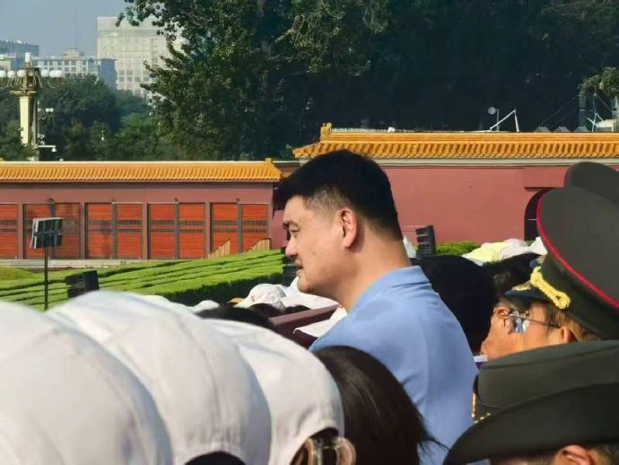 身形瞩目,姚明现场观礼阅兵仪式