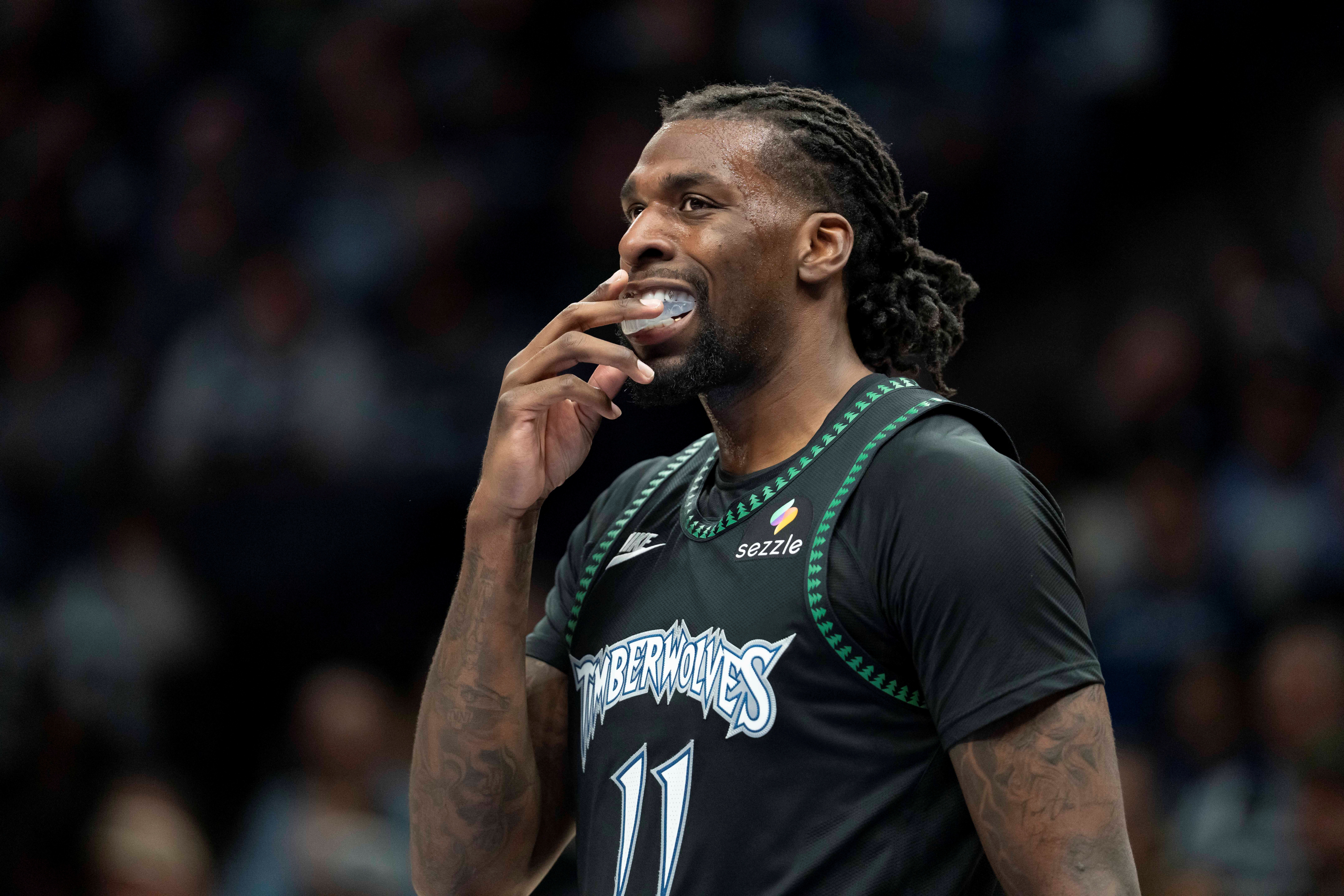 开云-致敬穆大叔？纳兹·里德追防送大帽 但摇手指被吹技犯