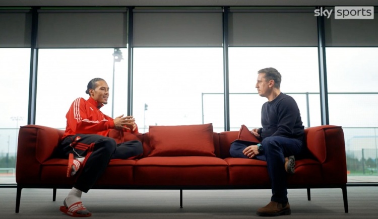 范戴克对话内维尔：退役球星在批评新一代球员时，是要负有责任的