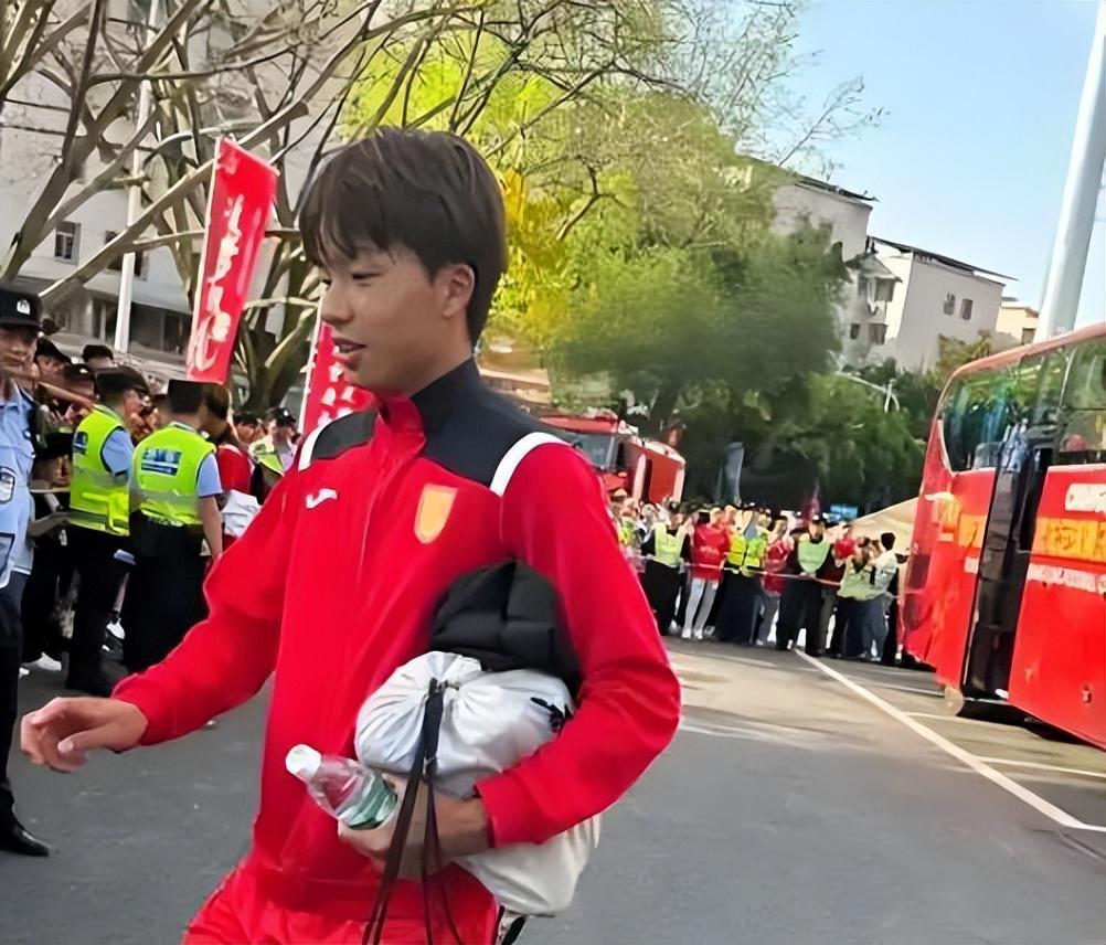 开云体育下载-德转官宣！重庆铜梁龙防守核心已离队转会欧洲，曾立下赫赫战功